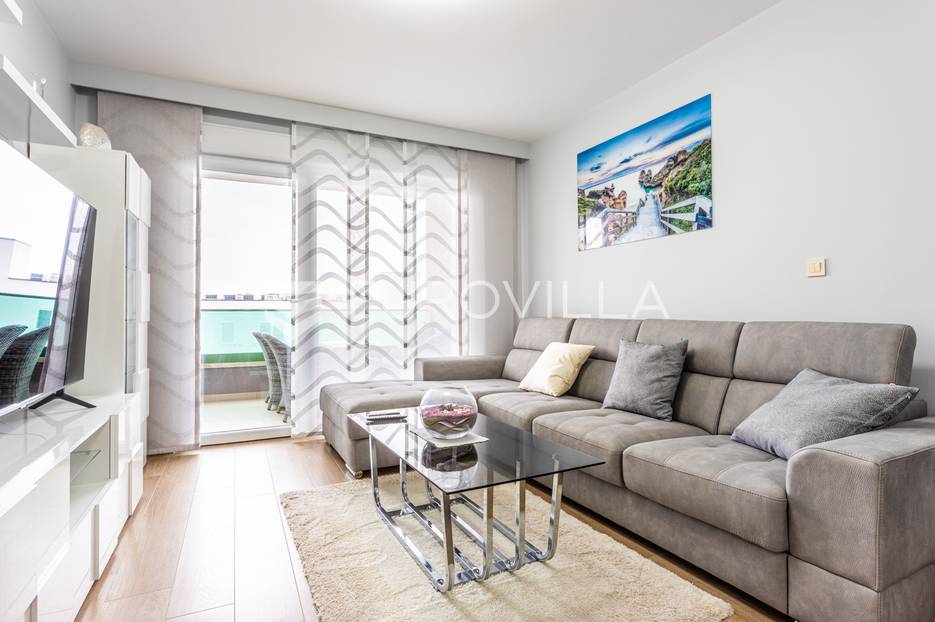 Makarska, komforan stan u novogradnji s pogledom na more - cover