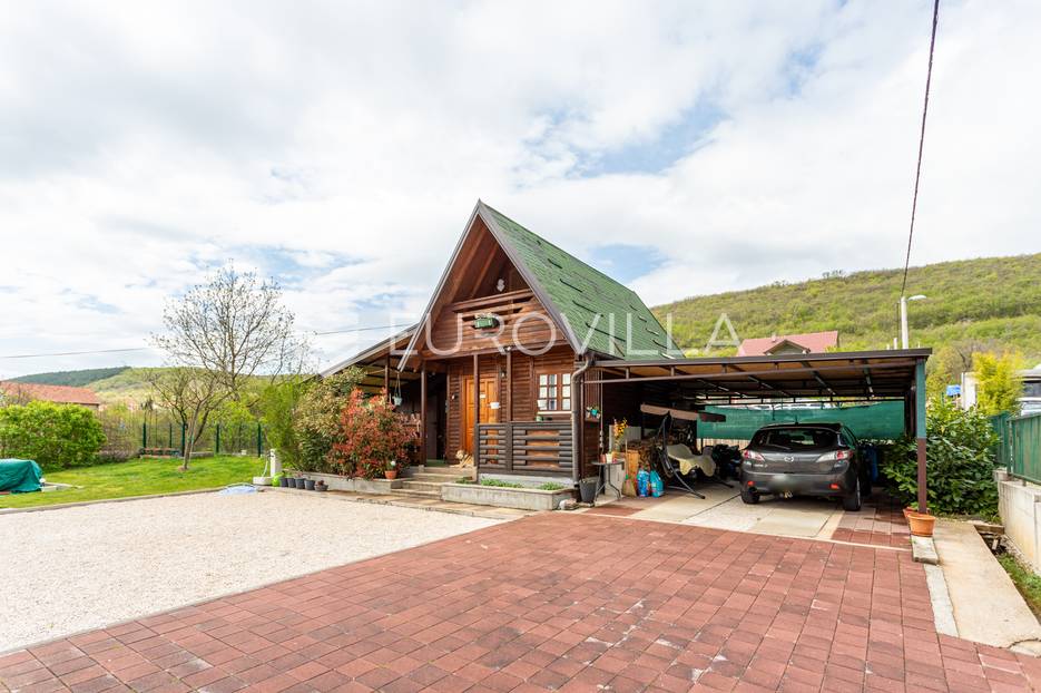 Sinj, šarmantna vikendica na parceli od 500m2 - cover