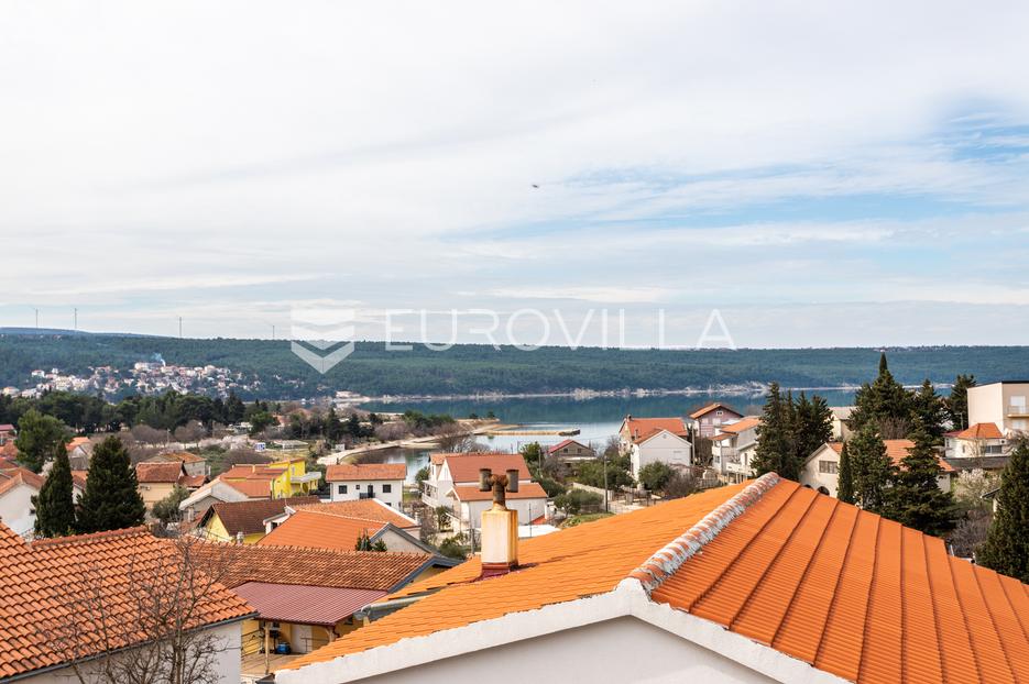 Karin, Gornji Karin, dva stana u obiteljskoj kući s pogledom na more - cover