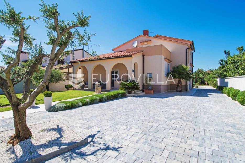 Medulin, lijepa samostojeća kuća  na uređenoj okućnici s bazenom - cover