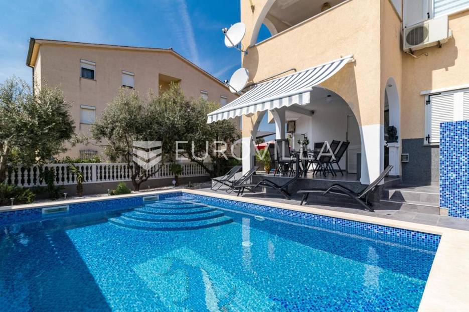 Medulin, trosoban stan sa bazenom, privatni parking, NKP 80 m2 - cover