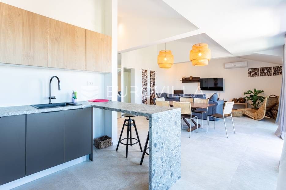 Primošten, moderan dvosoban stan s terasom i pogledom na more - cover