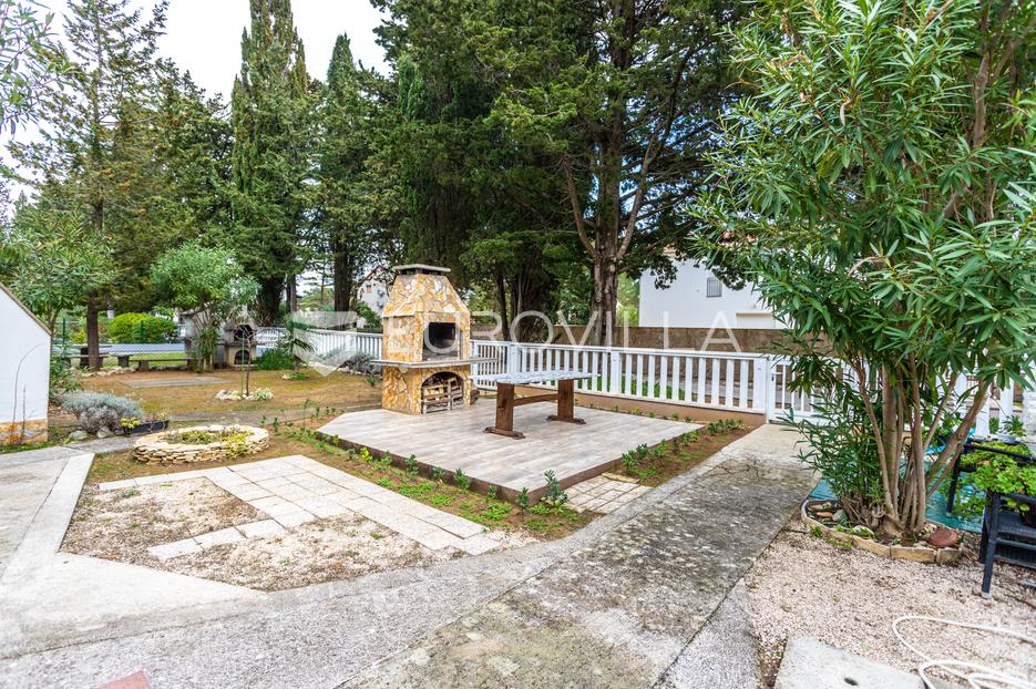 Privlaka, Sabunike, kuća s više stambenih jedinica na mirnoj lokaciji - cover