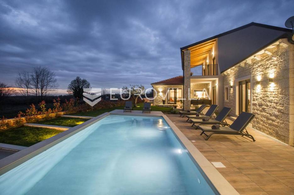 Sveti Lovreč, prekrasna vila s bazenom na uređenoj okućnici od 1874m2 - cover