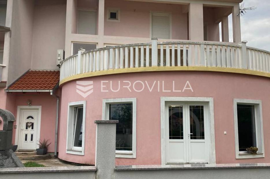 Trilj, samostojeća obiteljska kuća u mirnom okružju - cover