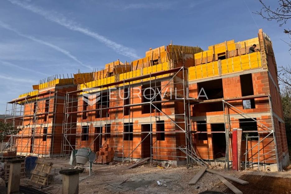 Poreč, prekrasan  trosobni stan u kući u nizu od 125 m2 s velikim vrtom - cover