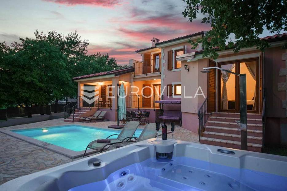 Poreč - Fuškulin, prekrasna vila okružena zelenilom, NKP 165 m2, na velikoj uređenoj okućnici - cover