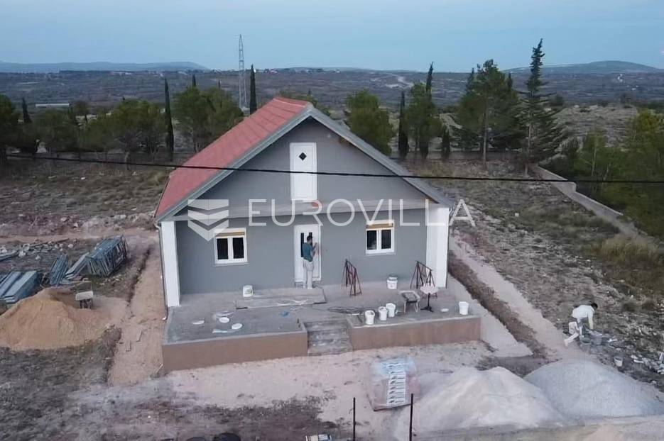 Zadarska županija, Benkovac, dvoetažna kuća 150 m2, parcela 1261 m2 - cover