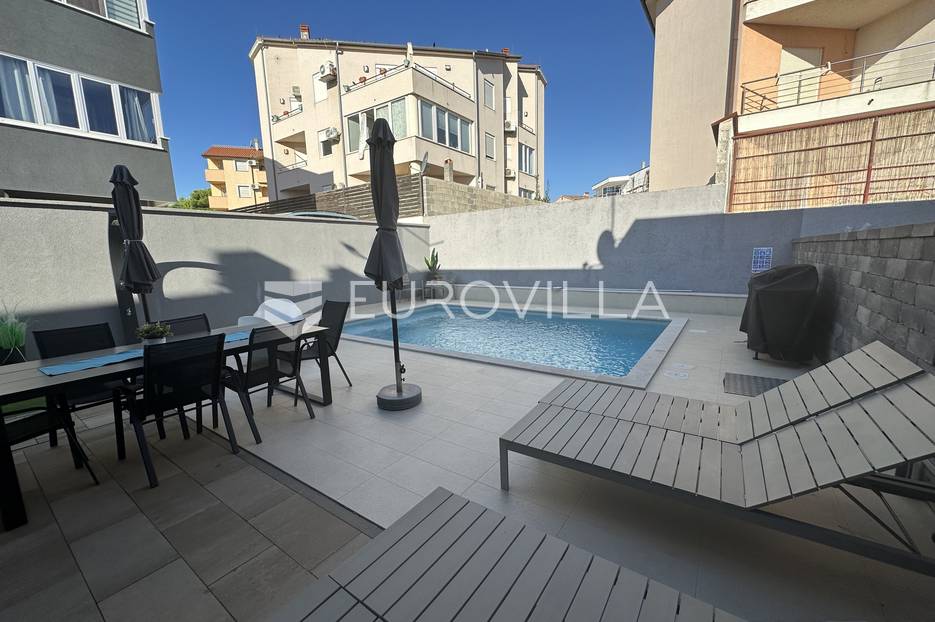 Ližnjan, moderna kuća zadnja u nizu NKP 175 m2 s uređenim vrtom, bazenom i pogledom more - cover