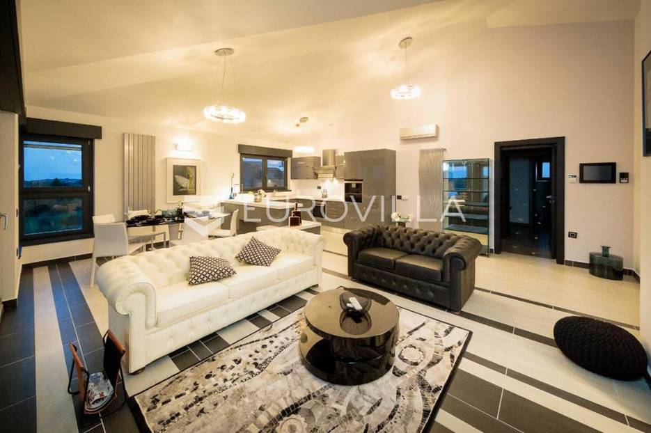 Pula okolica, trosobni penthouse, drugi kat, ukupno 157 m2, pogled na more, garaža - cover