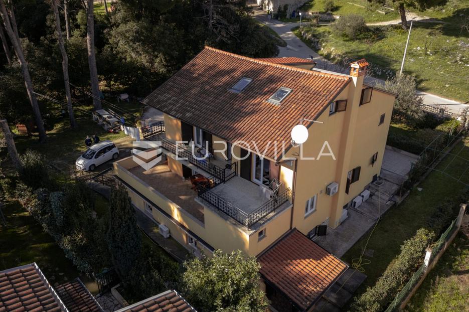 Istra, Rovinj, apartmanska kuća od 400m2 na 150 metara od mora - cover