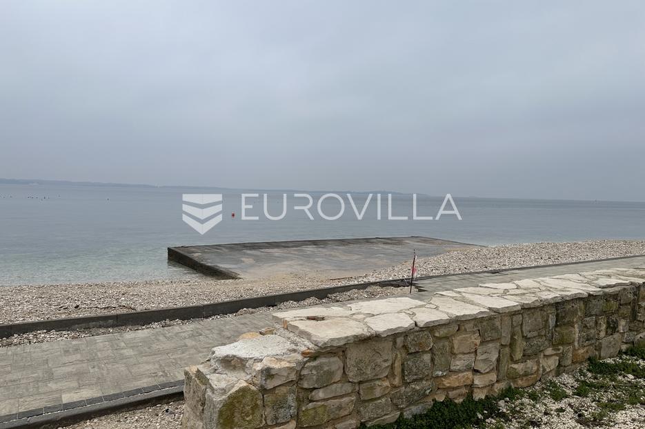 Istra, poljoprivredno zemljište  4400 m2, prvi red do mora - legalizirani objekt - cover