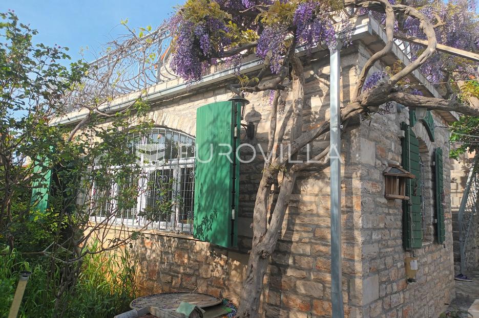 Gornje selo, otok Šolta, dvojna kamena kuća NKP 200 m2, položena na parceli površine 747 m2 - cover