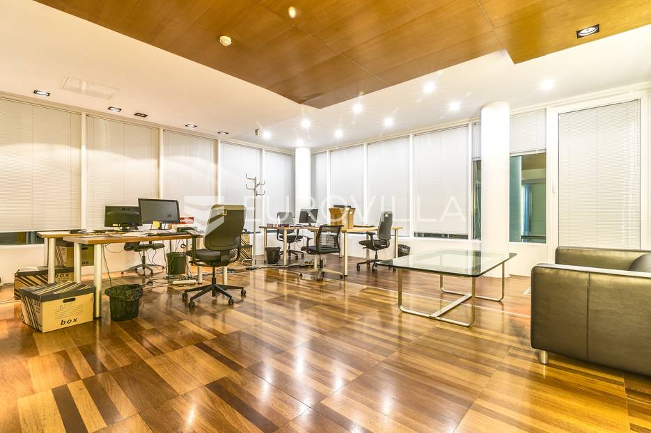 Centar, poslovni prostor za zakup 586 m2 s terasom od 225 m2 u poslovnoj zgradi - cover