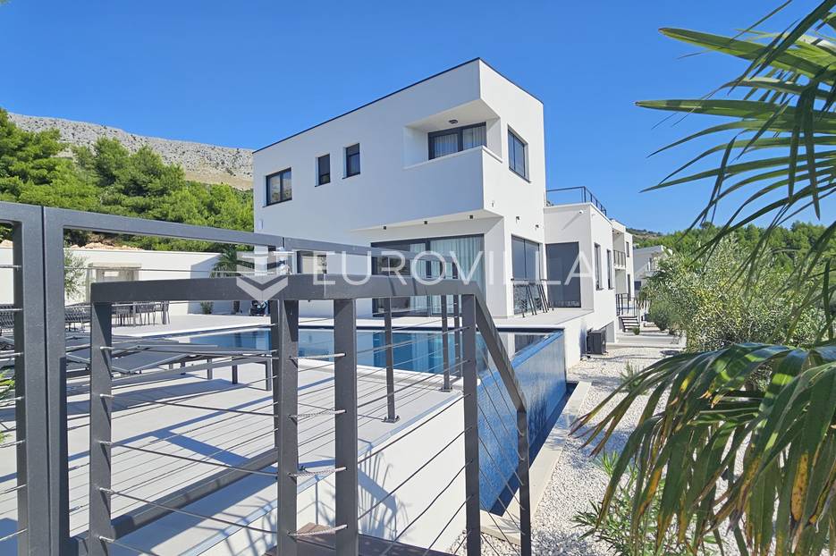 Split, Podstrana, nova useljiva vila s panoramskim pogledom na more - cover