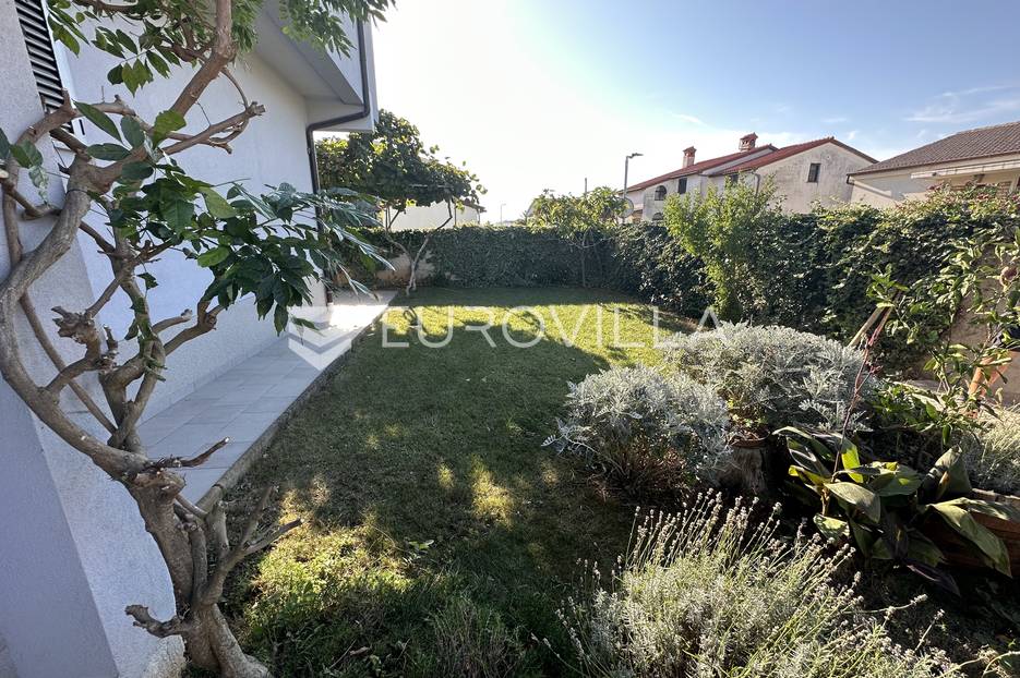 Pula, Pješčana Uvala, uređen stan  NKP 128 m2 u podrumskom dijelu 300 m od mora - cover