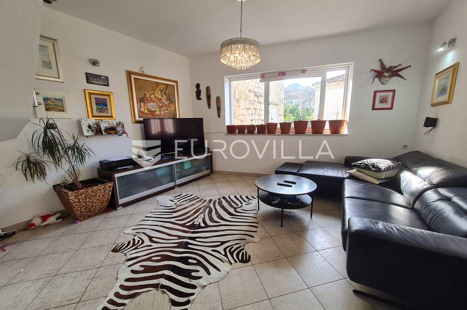 Trogir, kamena kuća s vrtom i parkingom, blizu mora - cover