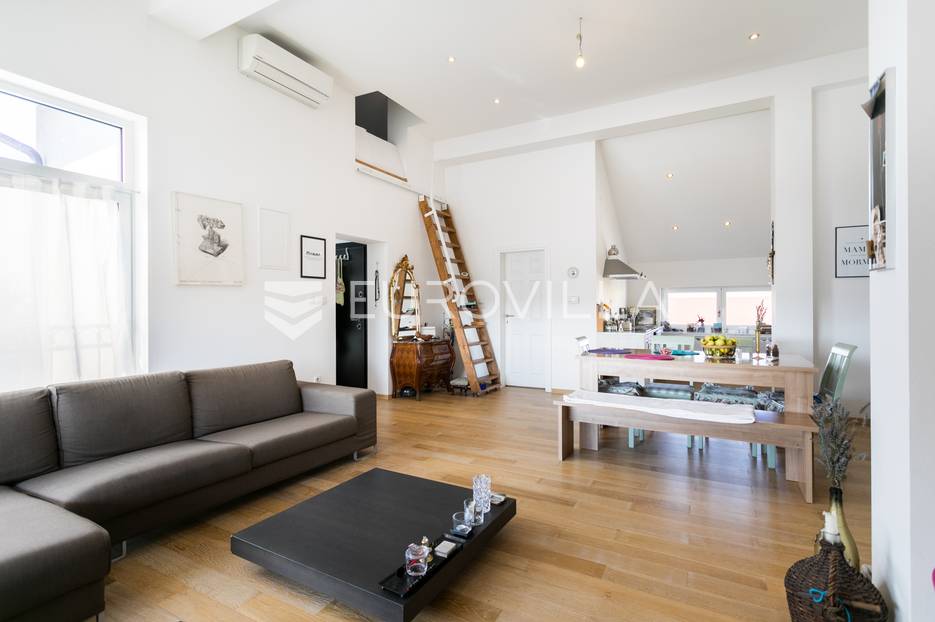 Sveta Nedelja Novaki prekrasna kuća 312m2 sa 3 stana na parceli od 918m2 - cover