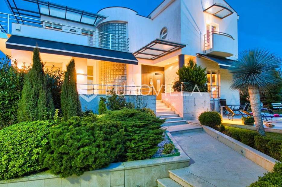 Pula, Pješčana Uvala atraktivna samostojeća  vila na velikoj okućnici - cover