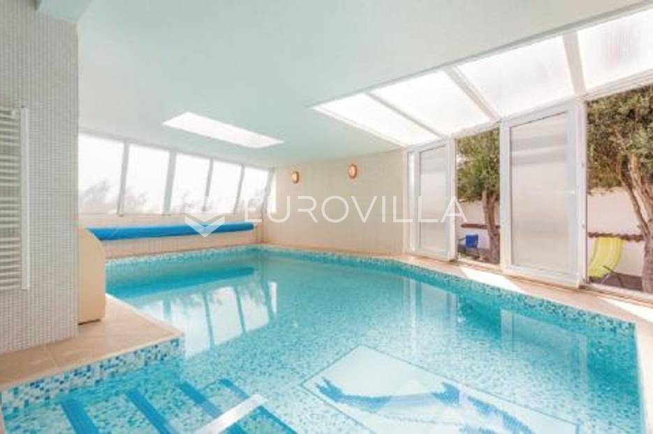 Podstrana - prekrasna vila s unutarnjim bazenom dostupna od studenog 2023. - cover