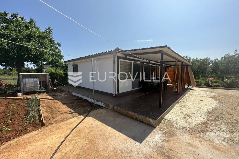 Medulin, legalizirana kućica 65m2 na velikoj okućnici - cover