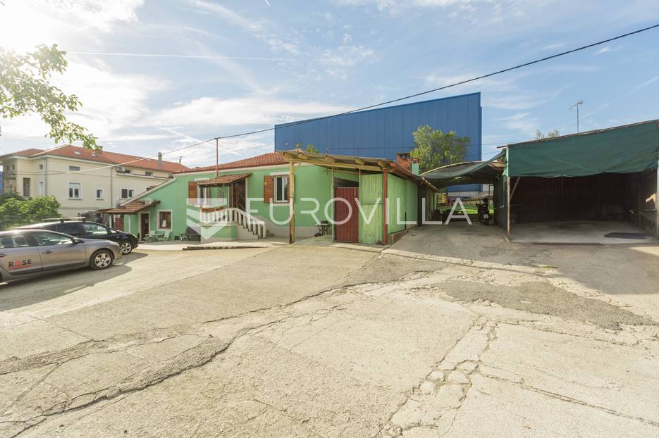 Pula, Šijana, kuća od 360m2 i dva poslovna prostora - cover