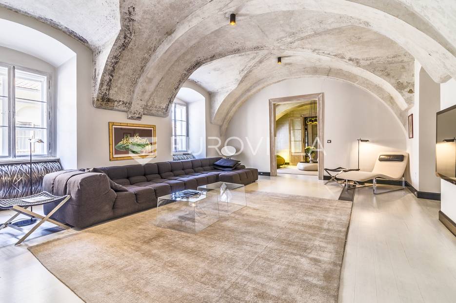 Gornji grad, luksuzan stan 300m2 sa terasom i vrtom - cover