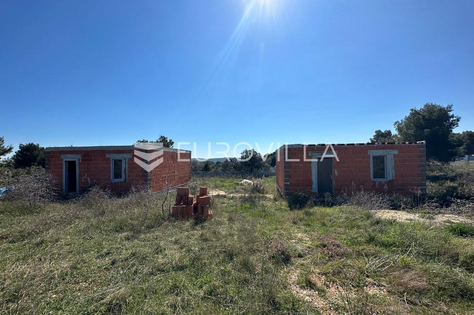 Pomer, dvije prizemnice u roh-bau fazi za investiciju, PRILIKA - cover