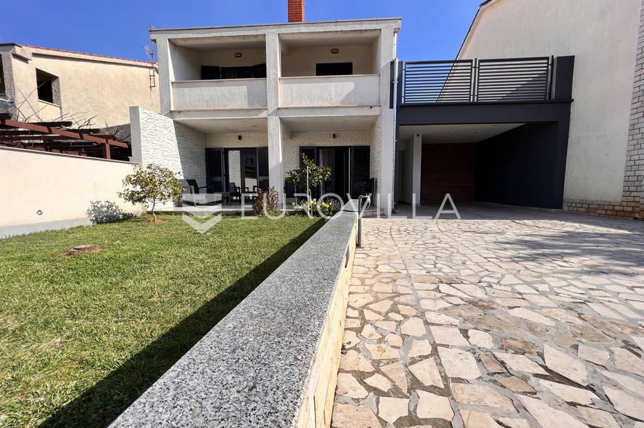 Istra, Valbandon - obiteljska katnica na mirnoj lokaciji NKP 250 m2 , 600 m od mora - cover