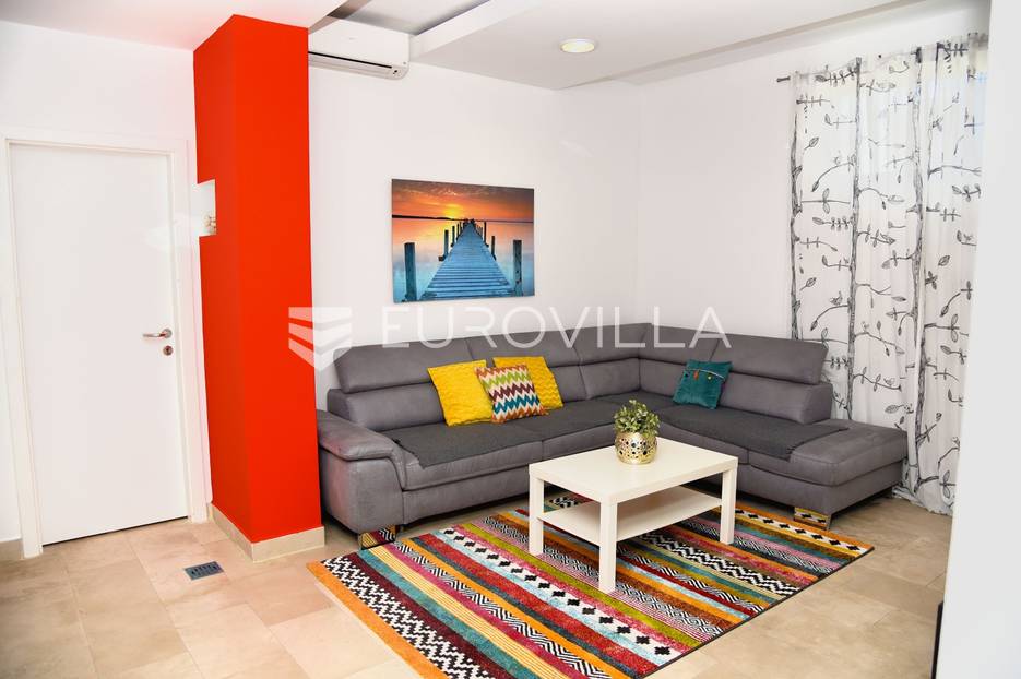 Podstrana, stan 80m2, suteren sa dvorištem, 20m od mora - cover