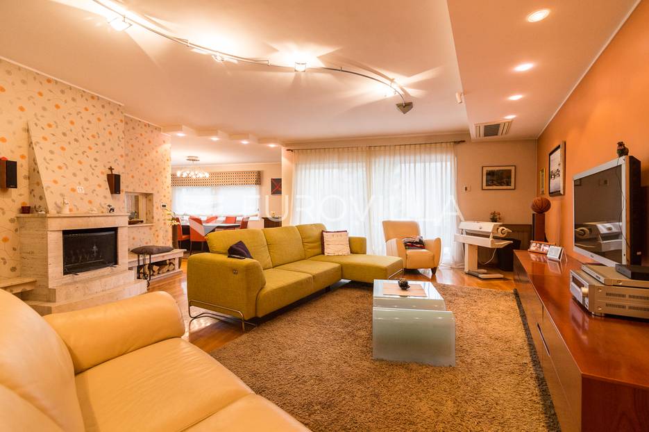 Dotrščina obiteljska vila za prodaju ili najam - cover