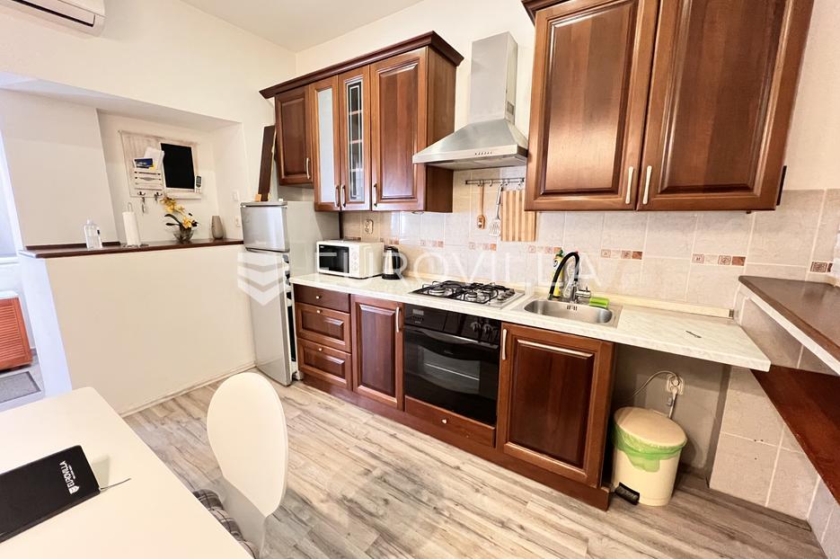 Pula, širi Centar - adaptirani trosobni stan na prvom katu manje zgrade, NKP 58 m2 - cover