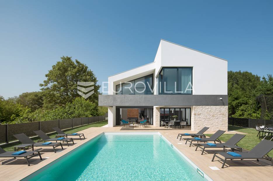 Ližnjan, impozantna villa s bazenom - cover