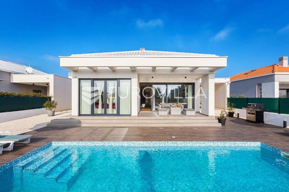 Pula, moderna prizemnica nadomak gradske vreve - cover