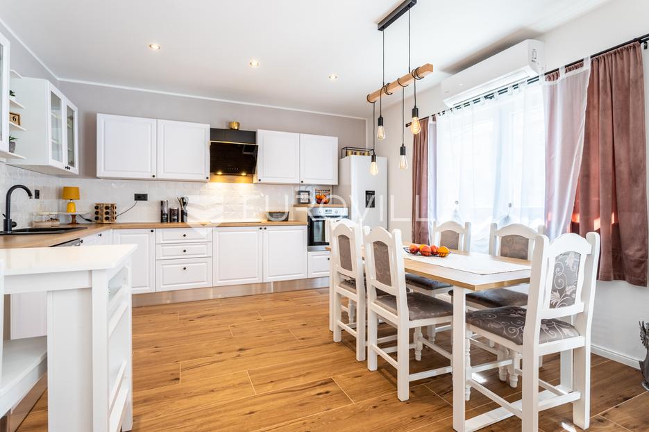 Šibenik, Meterize, samostojeća obiteljska kuća s dva novouređena stana - cover