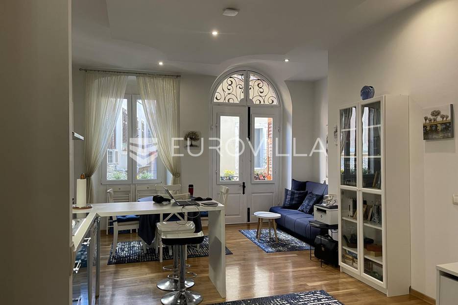 Pula, centar, neponovljiv stan sa 4 zasebna apartmana - cover