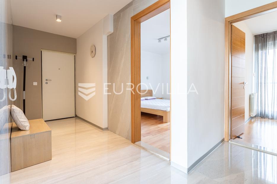 Split, Split 3, prekrasan trosoban stan na lijepoj lokaciji - cover