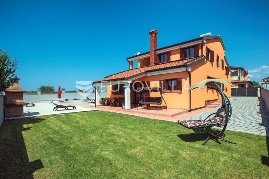 Pula, Valdebek - samostojeća kuća s bazenom i lijepom okućnicom, NKP 386 m2 - cover