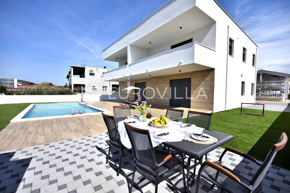 Vodice, prekrasna vila s apartmanima - cover