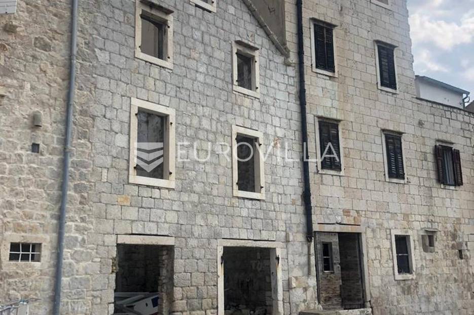 Vis, Komiža, kamena kuća, na samoj plaži - cover