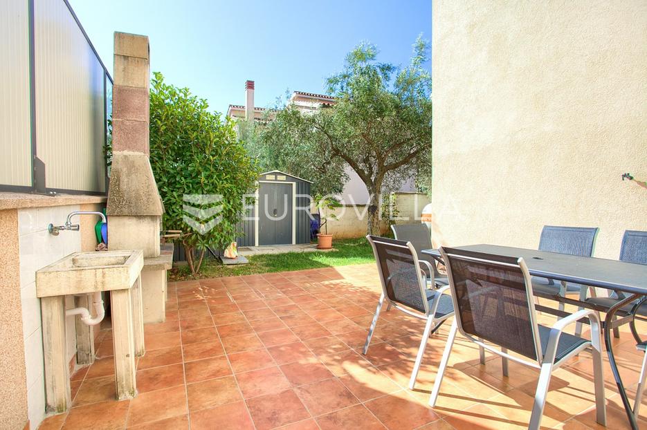 Istra, Fažana, obiteljski stan u prizemlju sa vrtom, 500 m od mora! - cover