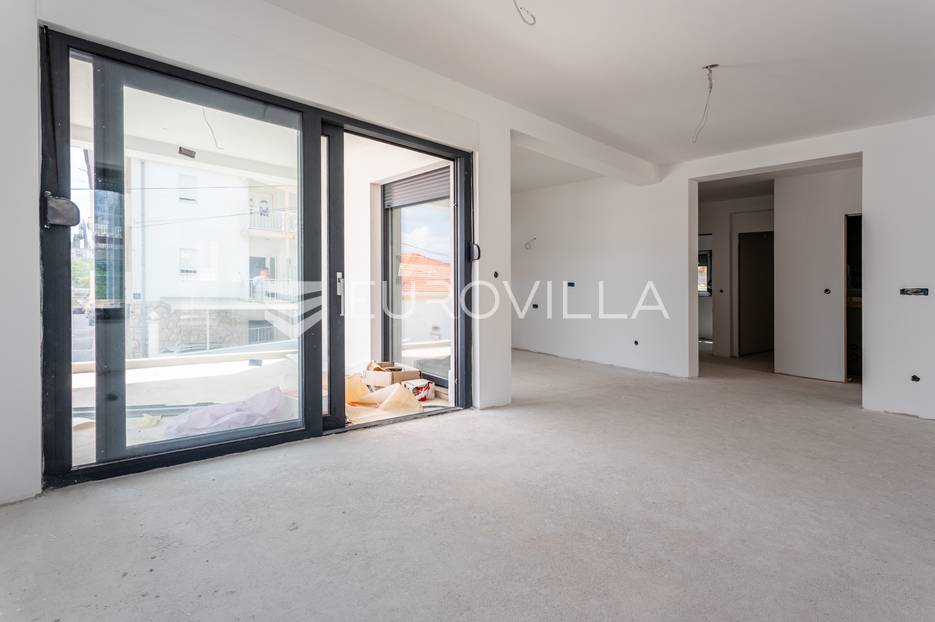 Okrug, funkcionalan dvosoban stan uz more - cover