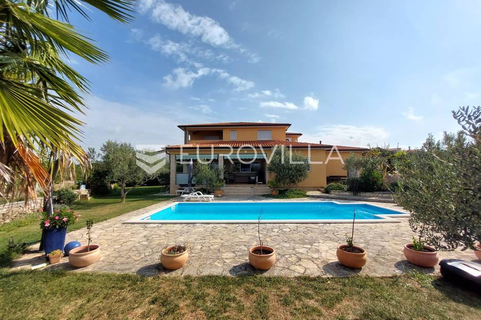 Galižana, kuća s predivnom okućnicom i bazenom - cover