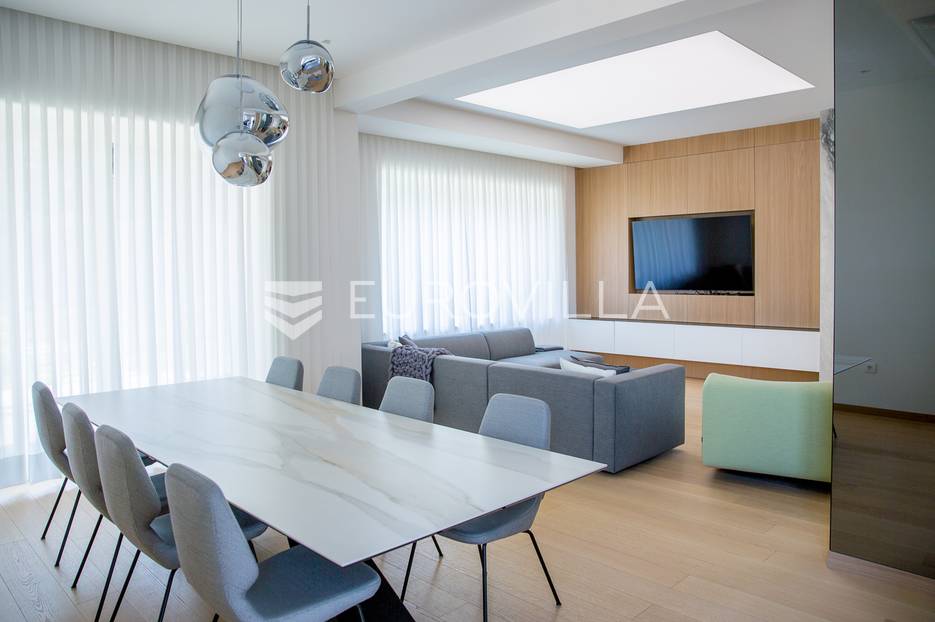 Tuškanac prekrasna obiteljska vila s bazenom - cover