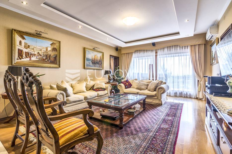 Mikulići prekrasna vila 500m2 sa velikim vrtom - cover