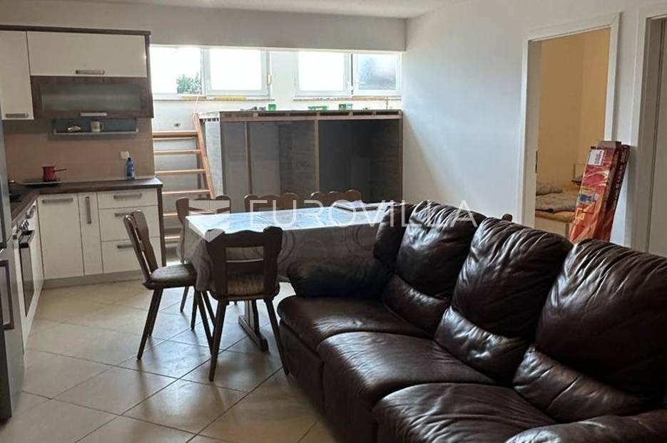 Istra, Barbariga, trosoban stan 50 m2 u podrumskom dijelu  stambene zgrade, pogled more - cover