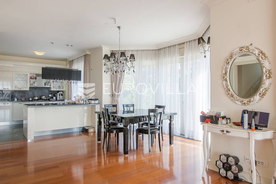 Šestinski vrh, prekrasna obiteljska vila s unutarnjim i vanjskim bazenom, najam - cover