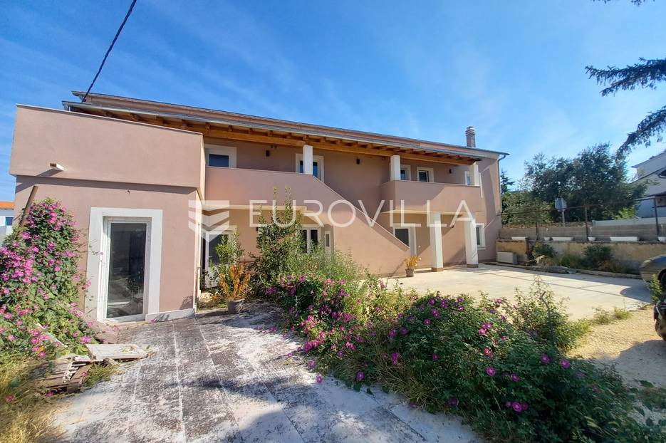 Medulin, potpuno renovirana kuća s tri stana. Pogled na more! - cover