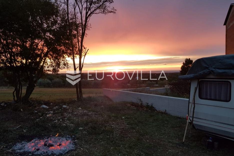 Istra, Višnjan, prekrasno građevinsko zemljište s pogledom na more - cover