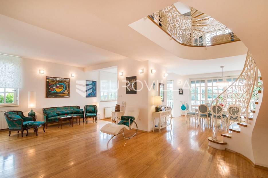 Bukovačka prekrasna obiteljska vila 650m2 na zemljištu 4200m2 - cover